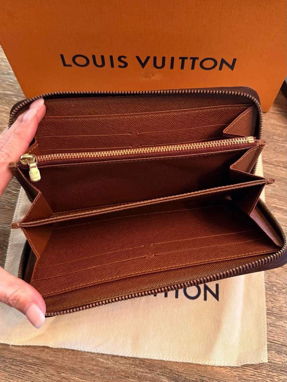 Authentic Louis Vuitton Zippy Wallet